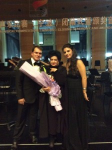 Triumf în China: Mariana Nicolesco împreună cu tenorul Adrian Dumitru, laureatul Premiului I al Concursului Internaţional de Canto al Chinei, şi cu mezzosoprana Emanuela Pascu, laureata Premiului II