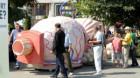 „Caravana prostatei gigantice” poposeşte sîmbătă la Cluj-Napoca