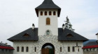 Destinaţii de vacanţă: Mănăstirea Izvoru Mureşului, locul unde se simt acasă românii de pretutindeni