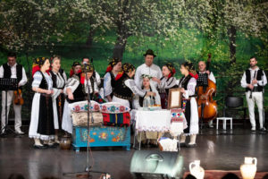 Pregătirea miresei - Grupul tradițional al sătenilor din Negreni
