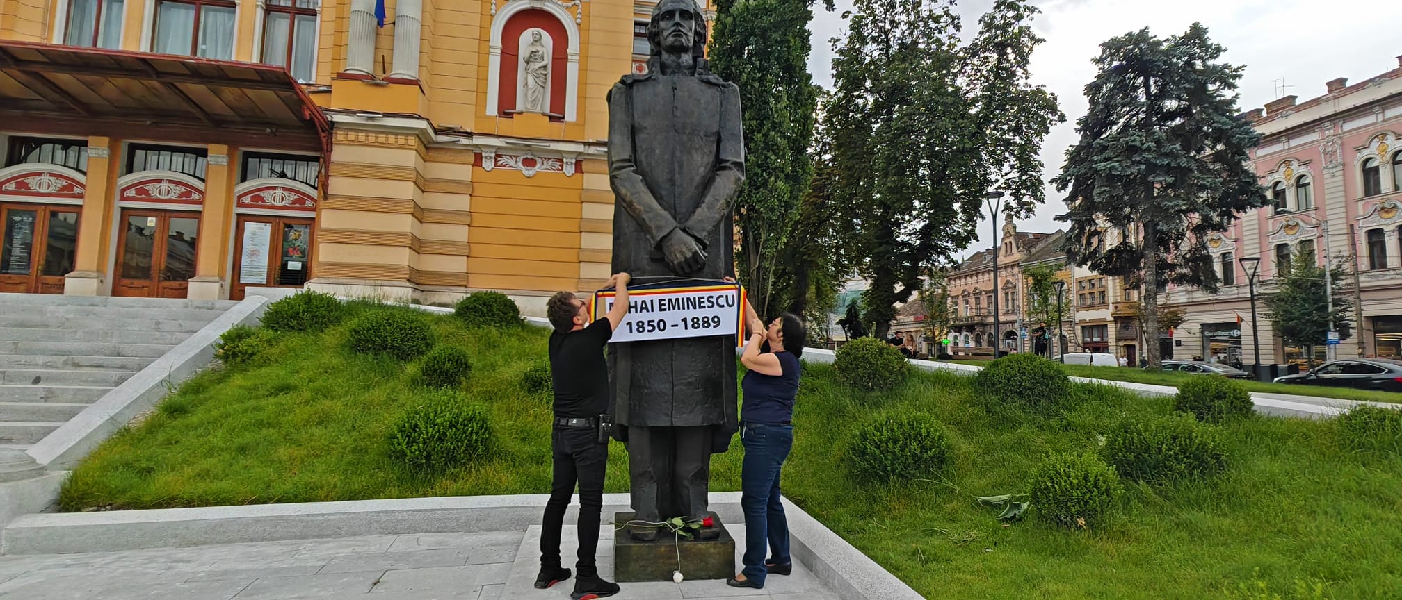 Protest inedit la monumentele lui Eminescu și Blaga din fața Teatrului  Național – ziarulfaclia.ro