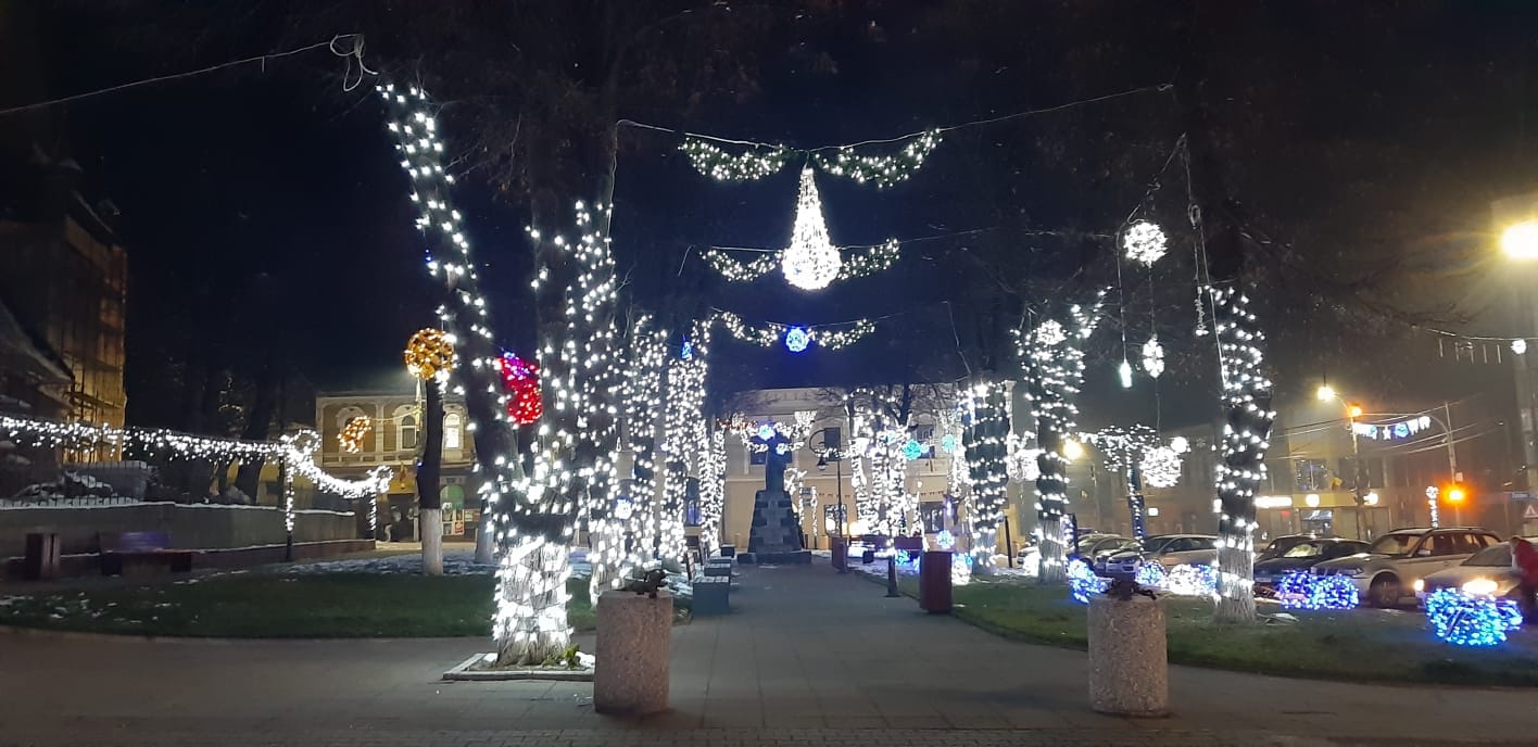 Iluminat festiv la Huedin